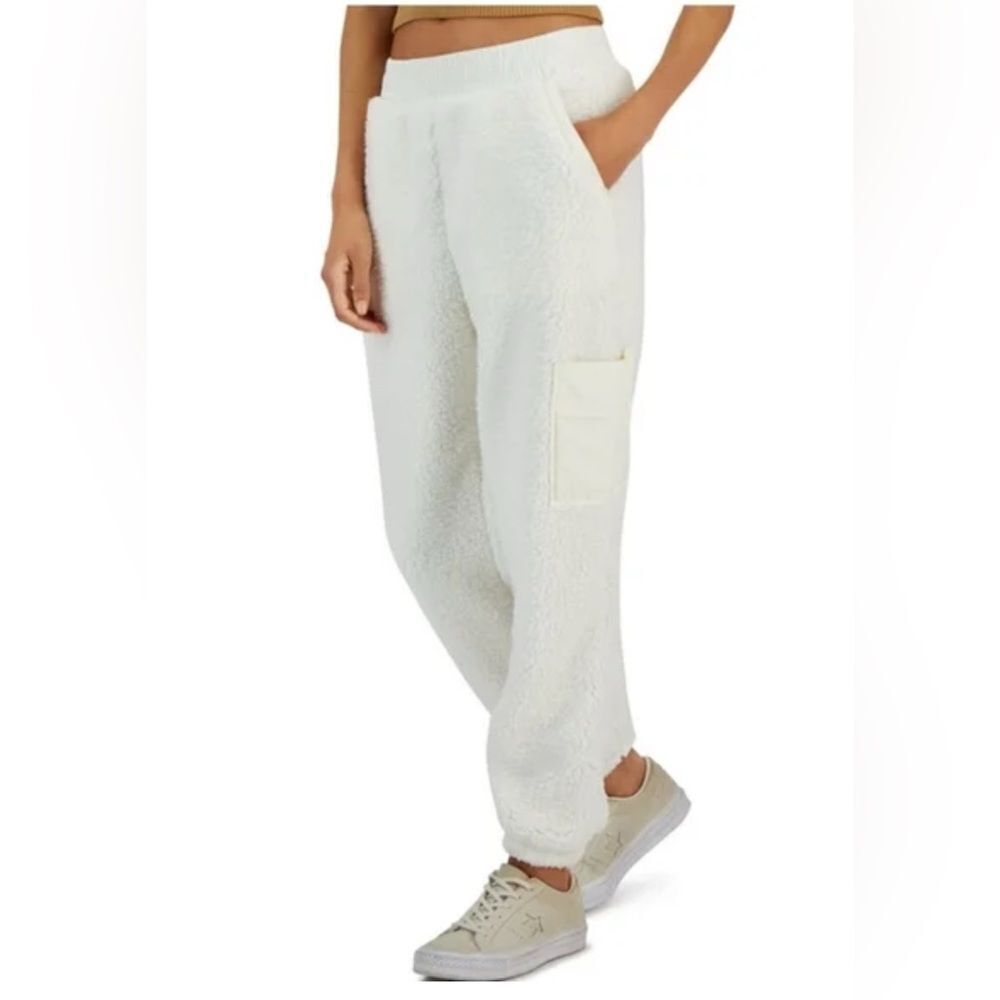 New Juniors' Sherpa Cargo Jogger Pants in white size M